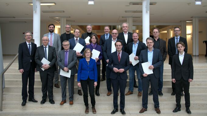 Gruppenfoto mit den ehrenamtlichen Beisitzer:innen der Vergabekammer Westfalen.