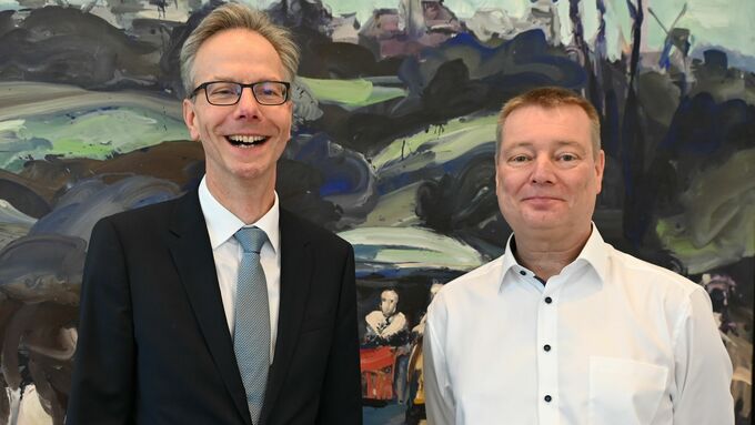 RVP Dr. Ansgar Scheipers (l.) gratulierte Jörg-Oliver Donndorf zum 25jährigen Dienstjubiläum.