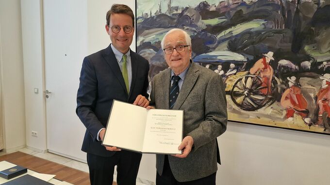 Regierungspräsident Andreas Bothe (l.) überreicht Prof. Dr. Hermann-Anders Korte aus Münster das Verdienstkreuz am Bande